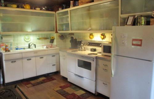 Historic cabin off I-77, views, antiques, Wi-fi, wonderful experience for 2! - Foto 6