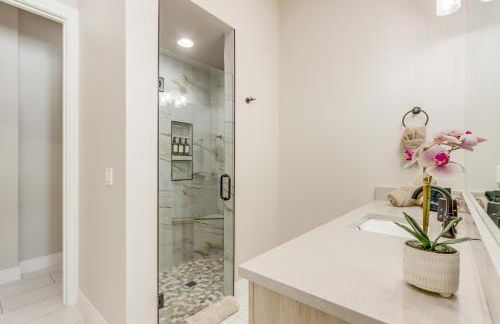 Game Room and Hot Tub! Lakefront Monkey Island Haven - Foto 27