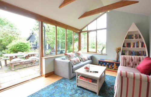 The White House with Studio - Photo 8