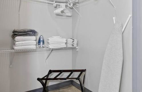 Stunning Downtown Apartment with Pool, Laundry, Parking - Foto 13