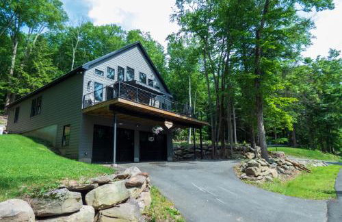 Modern Chalet with Hot Tub and Lake Access - Foto 1