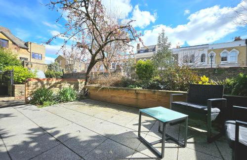Schoolbell Mews full 3 bedroom 2 bathroom architect designed mews house Fabulous Bow, Victoria Park Location - Foto 27