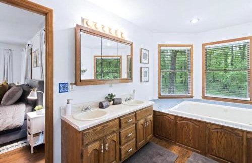 Wooded Retreat with game area and hot tub - Foto 28