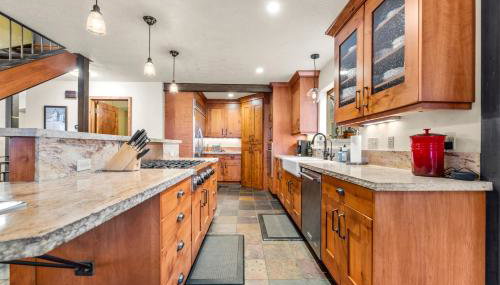 Spacious 5 Bed Retreat, Walk to Lifts and Main - Foto 4