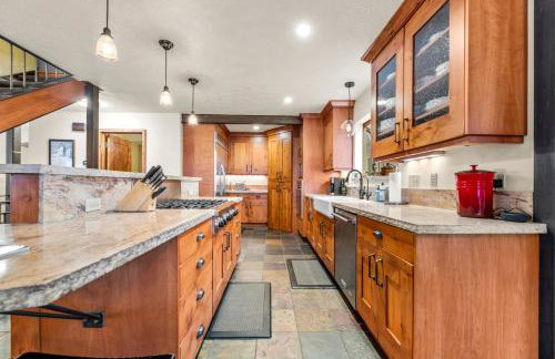 Spacious 5 Bed Retreat, Walk to Lifts and Main - Photo 8