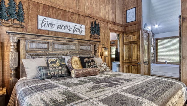 Er26 - Sasquatch Inn - Great Location! Close To Town Resort Pool! 2 Bedroom Cabin by RedAwning - Foto 2, Habitación