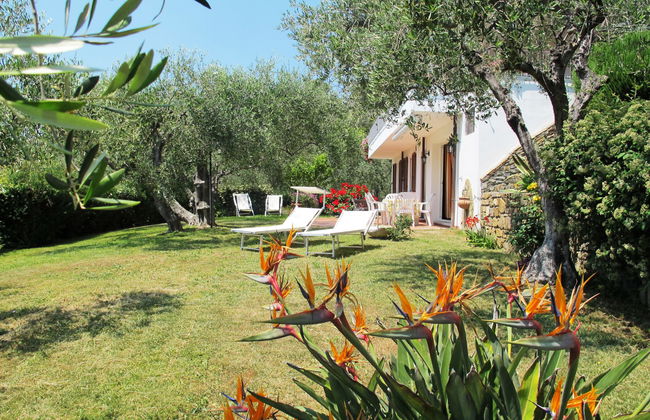 4 bedroom Apartment in Diano Castello with swimming pool and garden - Photo 1