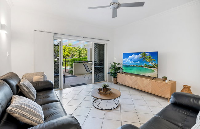 Spacious 3-beds w Direct Access to Pool - Photo 8