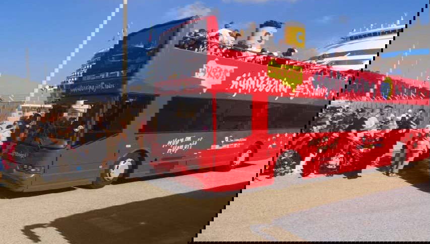 Salendo a bordo dell'autobus turistico