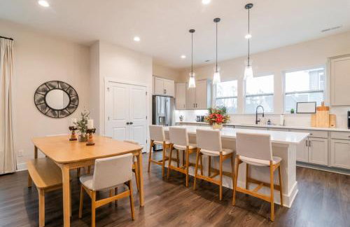 Spacious 4BR Near UNC Charlotte & Major Venues - Foto 36