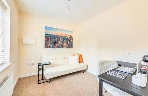 Beautiful Detached House with Driveway Parking, Study Room, Spacious Garden, Smart TVs and Fast Wifi by Yoko Property - Photo 24