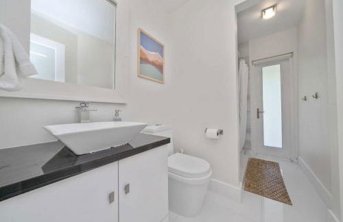 Boho House - Stylist Home with Parking and large Yard - Foto 20