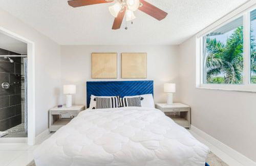 Across from Beach | Balcony • Pool • Parking • 2BR - Foto 26