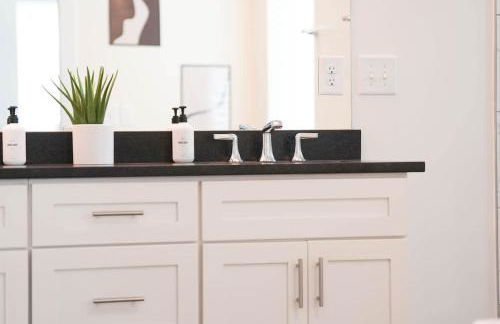 Luxe Townhome Rooftop Hot Tub Parking - Photo 24