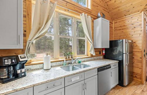 Romantic Cabin w Rain Shower & Spa Tub - Photo 19