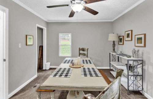 Pet Friendly Group Getaway with Grill and Deck - Foto 19