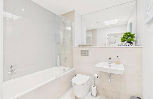 Skydeck at The Liner – Stylish 2-Bed / 2-Bath Top Floor with Panoramic Sea Views - Foto 33