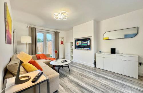 Modern 3 Bedroom Home - Free Driveway Parking - 6 Guests - Upstairs Bathroom and Downstairs WC - Foto 4