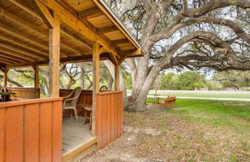 'Cabana Luna' Cabin w/ Deck, Swing & Fire Pit! - Foto 22