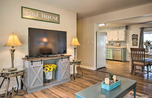 Lakefront Gem with Screened Porch and Game Room! - Foto 5