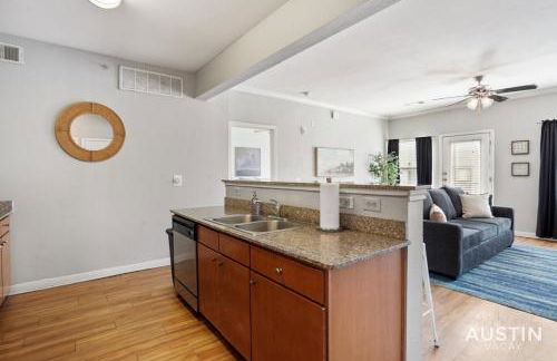 King Beds and Memory Foam Sleeper in Vibrant ATX Apt - Foto 5