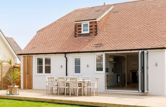 Mariners Stylish Beachside Getaway With Sea Views - Photo 1