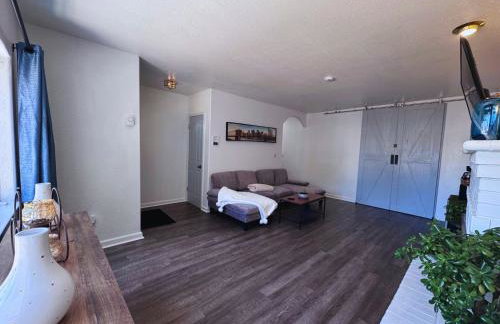 Luna's Cozy Private Hosted Suite with Fireplace and 2 Bedrooms - Foto 6