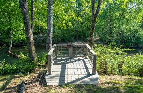 River Lodge Escape with Hot Tub - Foto 51