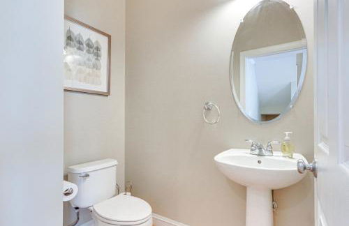 Modern 3BR Townhome | 3 Mi to Dulles and Reston TC - Foto 12