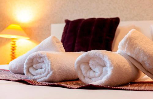 Pass the Keys Spacious and modern house with Free Parking - Photo 29