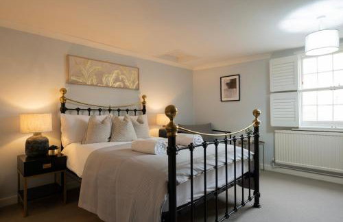 Charming 3BR Cottage Sleeps 8 - 15 Mins to Centre - Foto 7