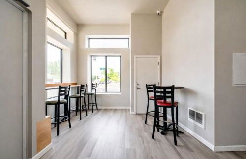 Cozy Micro Suite Unit 1 Sleeps 2 Minutes to Downtown - Foto 10