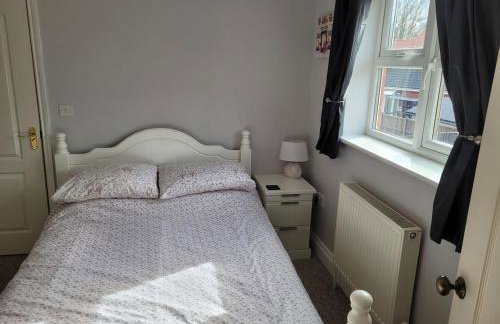 Detached luxury 5 bed house, lanscaped garden, fire pit, parking, can sleep families or workers - Foto 33