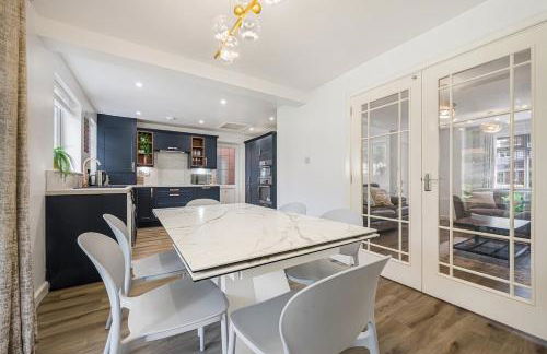 Stylish 4 Bed Trentham Retreat with Pool Table - Foto 6