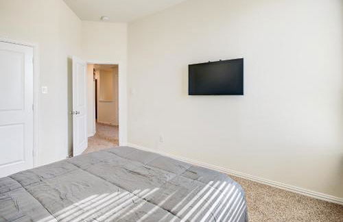 Meticulously-maintained 3-BR Townhouse w/ Backyard ~ Double-Story! - Foto 14