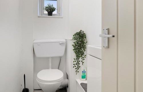 Modern 5 Bed 2 Bath House w Free Parking - Photo 26