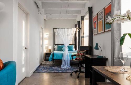 Sunny Modern Loft Montrose Beach Rooftop WFH Gym - Photo 3