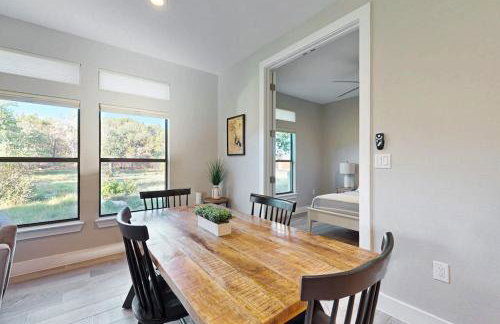 Stunning Lake House with Spacious Bedrooms - Minutes to Local Attractions - Photo 7