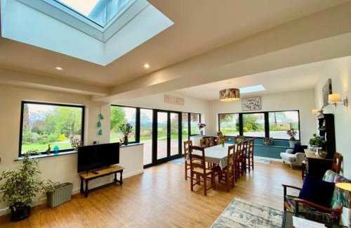 Elegant & spacious farmhouse with wonderful views - Foto 2