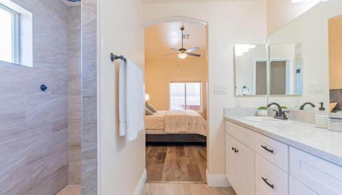 King Bed - Hot Tub, 3 Queens, Home away from home - Foto 4