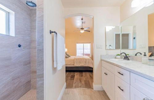 King Bed - Hot Tub, 3 Queens, Home away from home - Foto 4