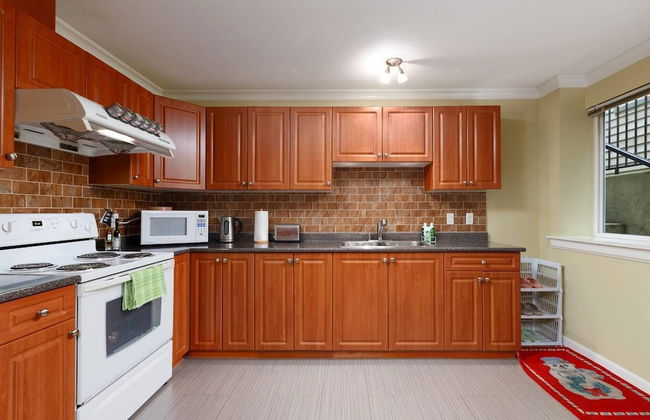 Cozy 3bdr in North Vancouver - Photo 9