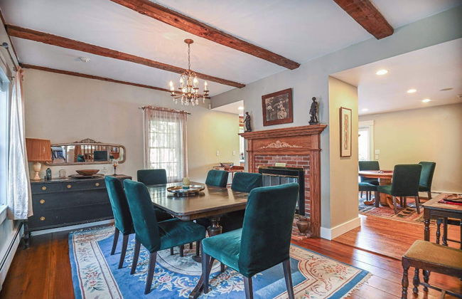 4 BDR w/ Private Hot Tub, Backyard and Deck! - Photo 23