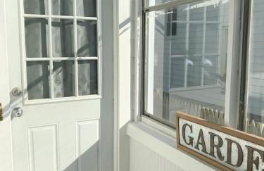 The Gold Room near downtown trains fast wifi - Photo 49