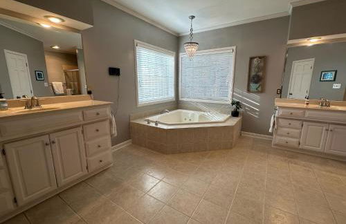 World Cup Ready - Spacious 5-Bedroom Home with Pool, Hot Tub, and Outdoor TV - Foto 7