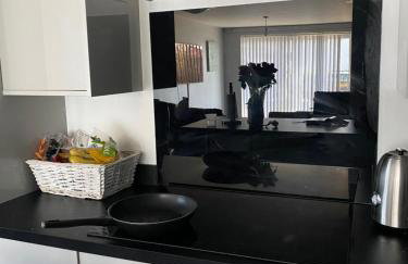 Modern 2 bedroom flat with Sky TV & free parking - Foto 15