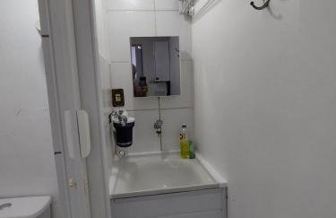Seu Apto Praia da Costa 2 Sala Quarto Banheiro 1 Cama casal e 2 Camas Solteiro Econômico Local Excelente Ar Cond Frigobar Microondas Tv Todo Seu Centro - Foto 13