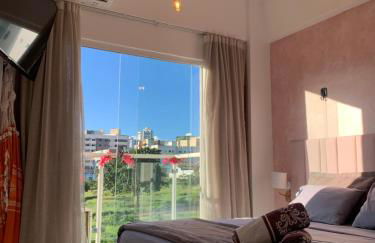 Sacada com ar, rede, pôr do sol, lareira e cinema no Candeias - Foto 1