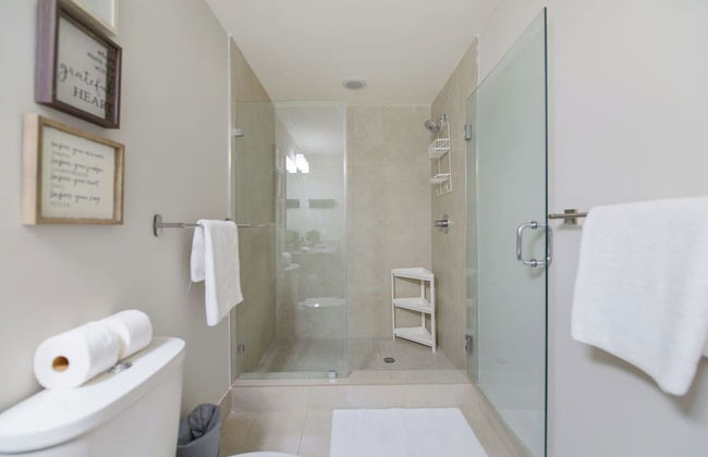 Downtown Doral Condo w-Free Parking - Foto 44