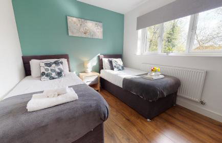 Beautiful & Spacious with 2 Free Parking Spaces - SRK Accommodation - Photo 10